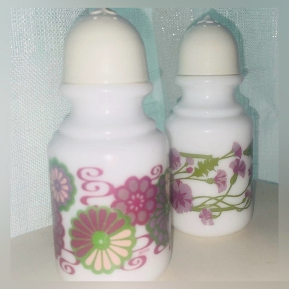 Vintage Avon Milk Glass Floral Salt & Pepper Shaker Set Retro Kitchen Decor - Picture 3 of 6